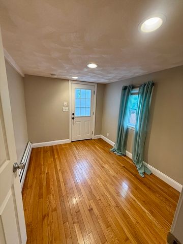 16 Lynn St, Peabody, MA 01960