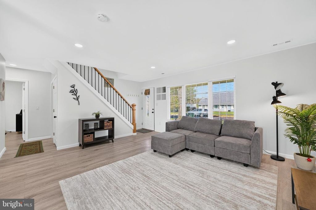 33 MICAHILL RD, LEVITTOWN, PA 19056 — photo 4