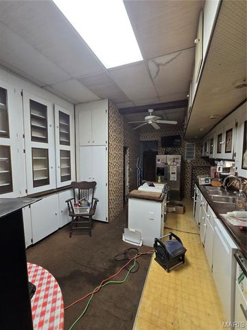 910 N 2nd Street, Belleville, IL 62226