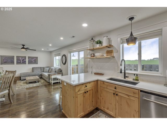 1028 E 16TH St, Lafayette, OR 97127