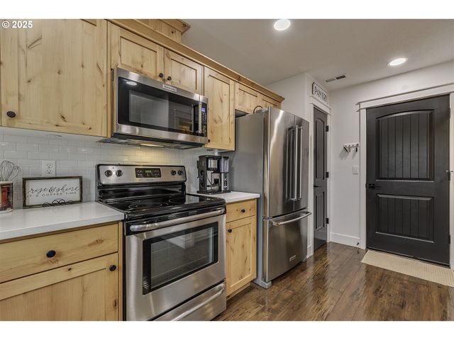 1028 E 16TH St, Lafayette, OR 97127