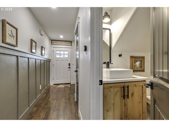 1028 E 16TH St, Lafayette, OR 97127