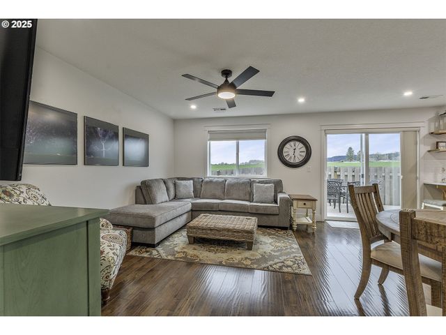 1028 E 16TH St, Lafayette, OR 97127