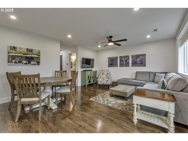 1028 E 16TH St, Lafayette, OR 97127