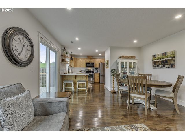 1028 E 16TH St, Lafayette, OR 97127