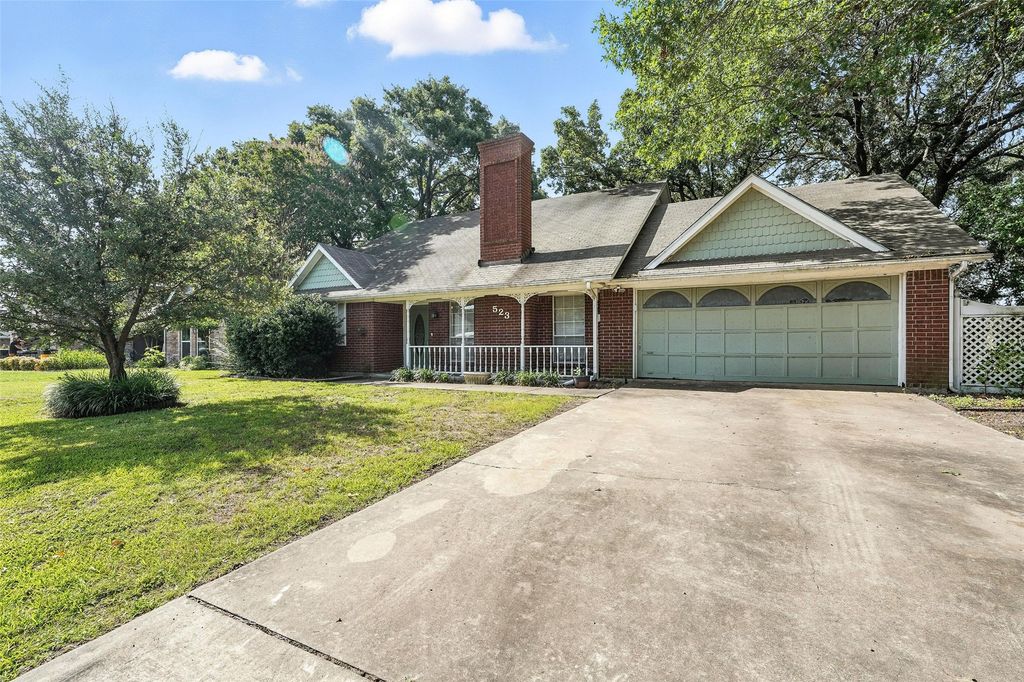 523 Highland Oaks Drive, Greenville, TX 75402