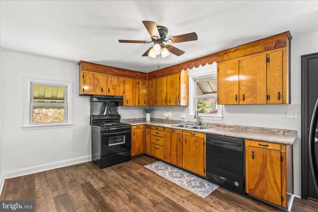 124 S MAIN ST, Seven Valleys, PA 17360