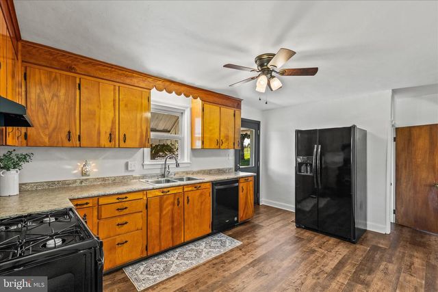124 S MAIN ST, Seven Valleys, PA 17360