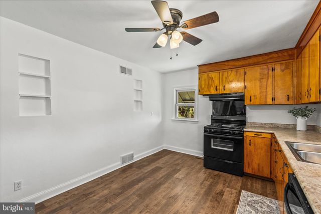 124 S MAIN ST, Seven Valleys, PA 17360