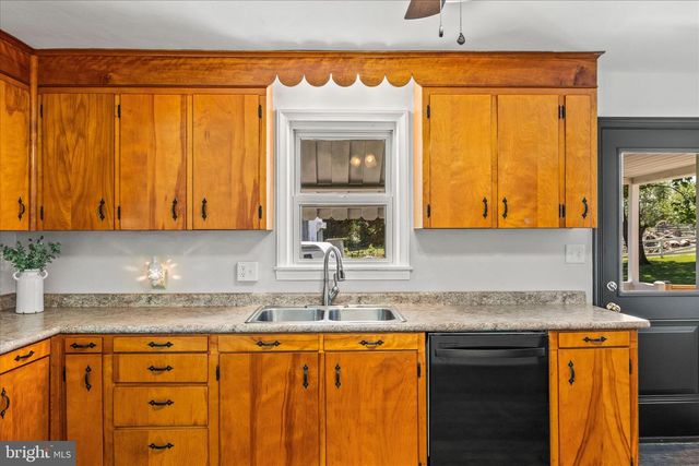 124 S MAIN ST, Seven Valleys, PA 17360
