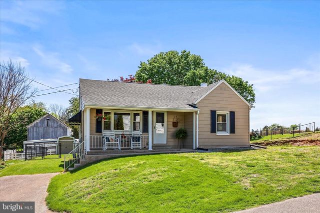 124 S MAIN ST, Seven Valleys, PA 17360