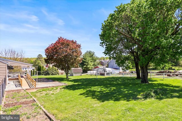 124 S MAIN ST, Seven Valleys, PA 17360