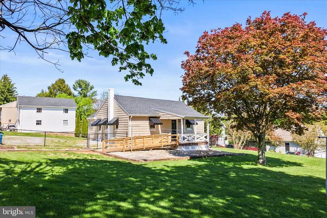 124 S MAIN ST, Seven Valleys, PA 17360