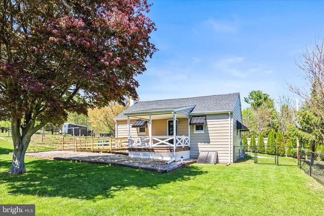 124 S MAIN ST, Seven Valleys, PA 17360