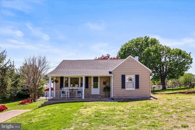 124 S MAIN ST, Seven Valleys, PA 17360
