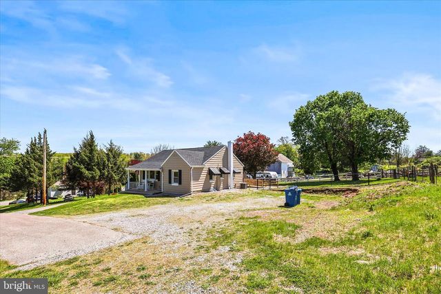 124 S MAIN ST, Seven Valleys, PA 17360
