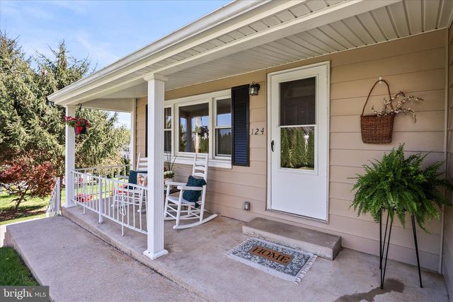 124 S MAIN ST, Seven Valleys, PA 17360