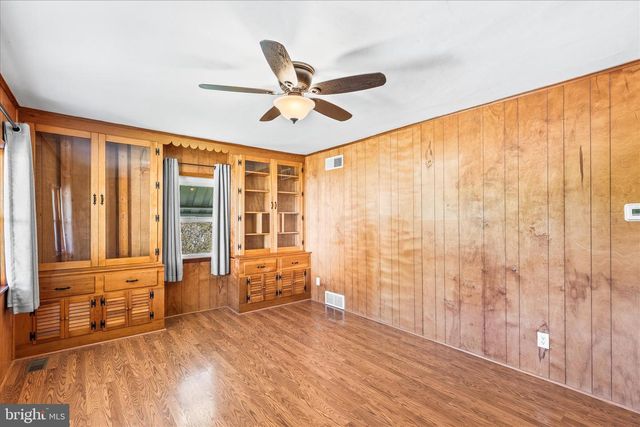 124 S MAIN ST, Seven Valleys, PA 17360