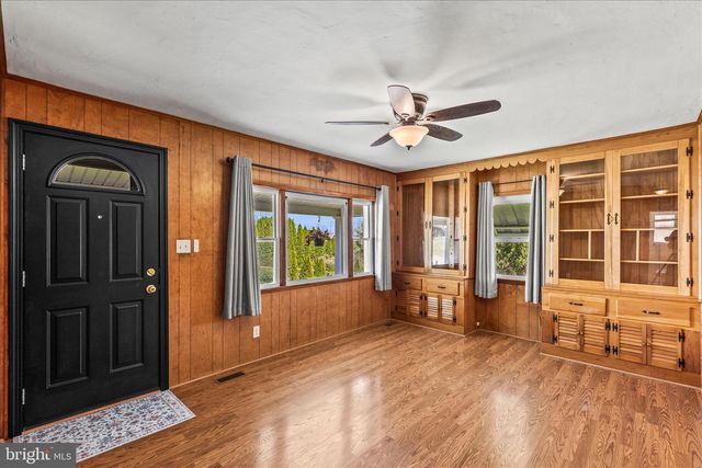 124 S MAIN ST, Seven Valleys, PA 17360