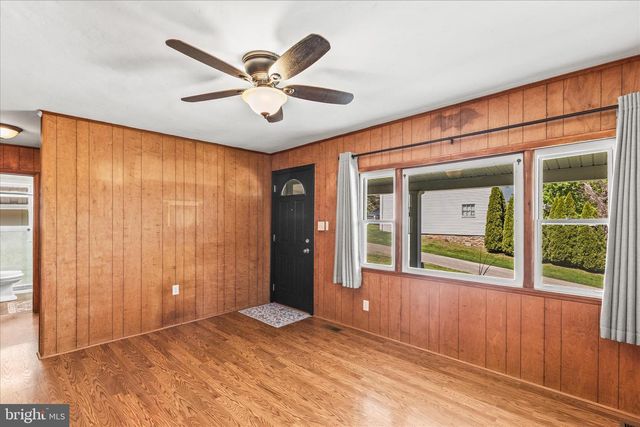 124 S MAIN ST, Seven Valleys, PA 17360