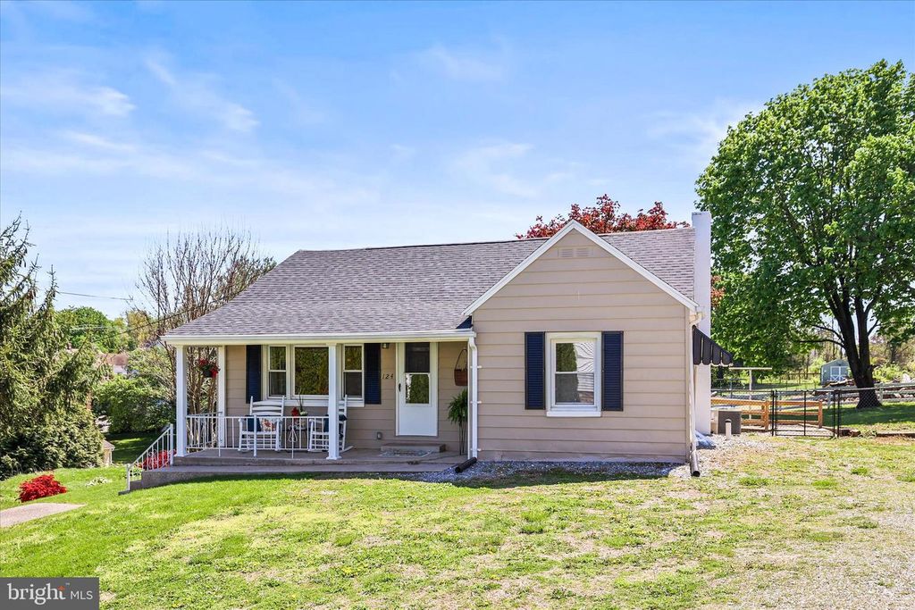 124 S MAIN ST, Seven Valleys, PA 17360