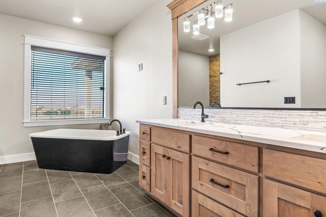 113 Columbia Bluff Lane, Pasco, WA 99301