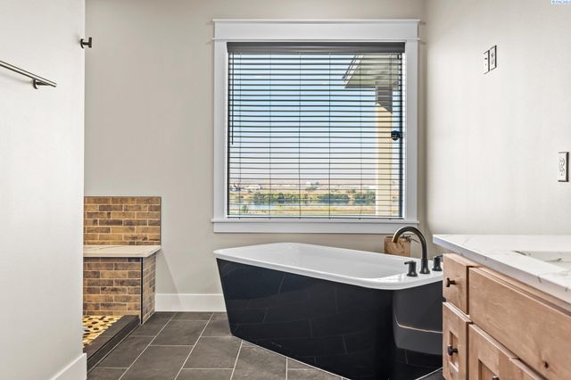 113 Columbia Bluff Lane, Pasco, WA 99301