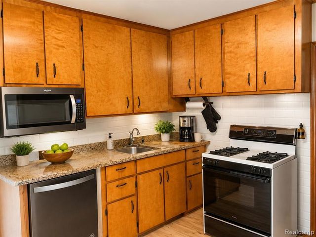 2111 W 14 Mile Road, Royal Oak, MI 48073