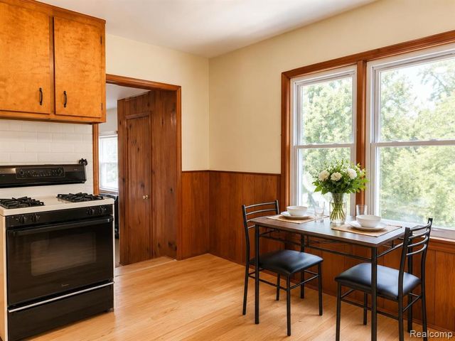 2111 W 14 Mile Road, Royal Oak, MI 48073