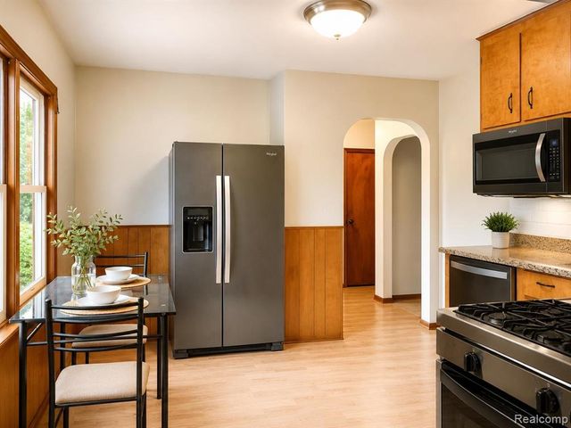 2111 W 14 Mile Road, Royal Oak, MI 48073