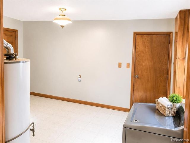 2111 W 14 Mile Road, Royal Oak, MI 48073