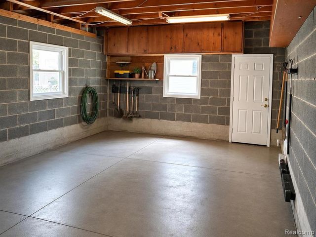2111 W 14 Mile Road, Royal Oak, MI 48073