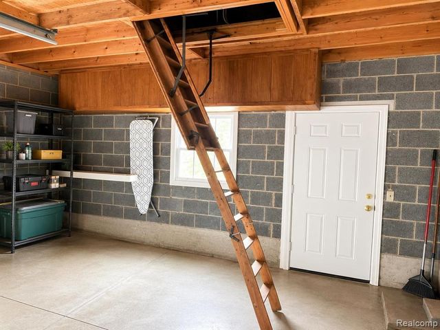 2111 W 14 Mile Road, Royal Oak, MI 48073