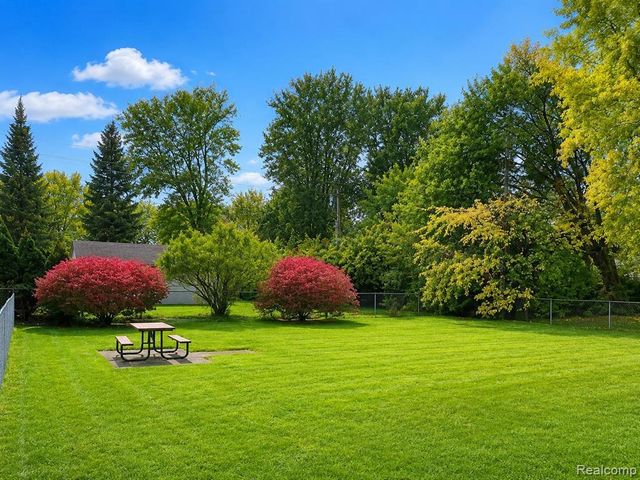 2111 W 14 Mile Road, Royal Oak, MI 48073