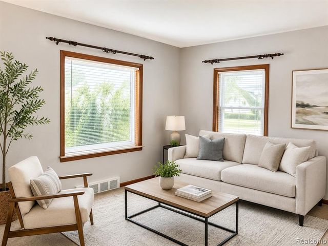 2111 W 14 Mile Road, Royal Oak, MI 48073