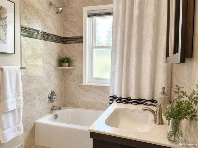 2111 W 14 Mile Road, Royal Oak, MI 48073