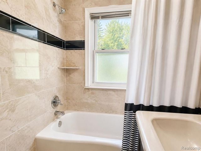 2111 W 14 Mile Road, Royal Oak, MI 48073