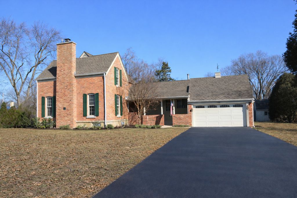 370 S Oriole Trail, Crystal Lake, IL 60014