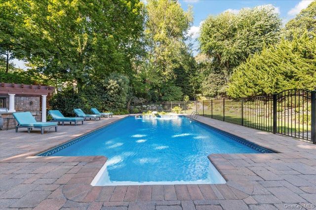 6 Maureen Drive, Mount Sinai, NY 11766