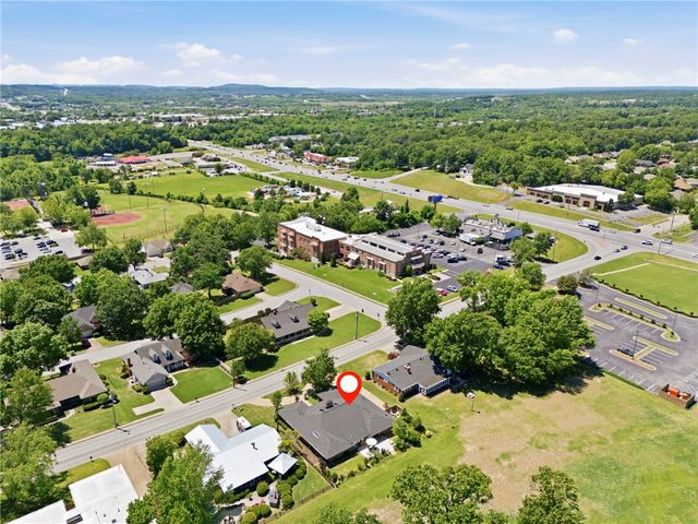506 W Lakeview Drive, Springdale, AR 72764