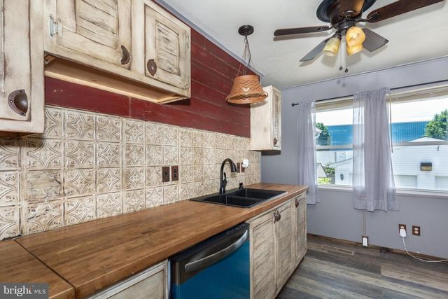 231 E HIGH ST, New Oxford, PA 17350