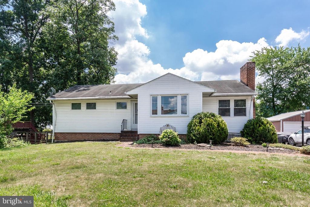 231 E HIGH ST, New Oxford, PA 17350