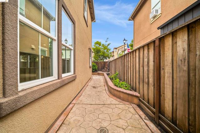 423 Toscana Way, Hayward, CA 94545