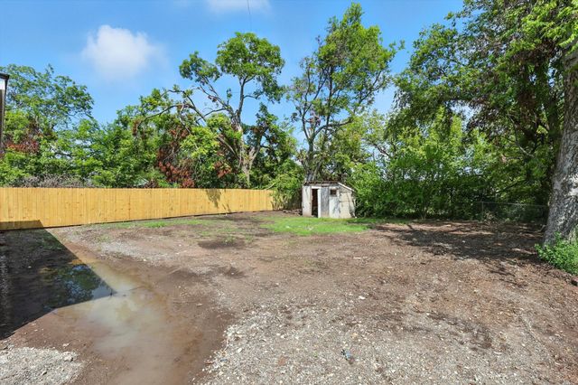 204 W Boyd Avenue, Bonham, TX 75418