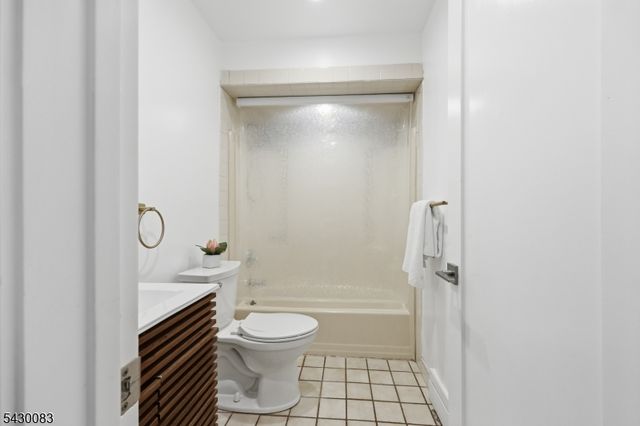 64 Longfellow Dr, Woodbridge Twp., NJ 07067