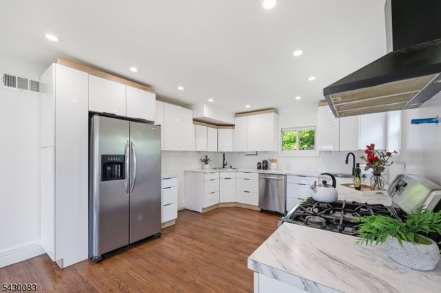 64 Longfellow Dr, Woodbridge Twp., NJ 07067