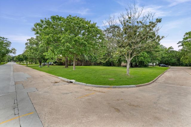 508 Independence Drive, Friendswood, TX 77546