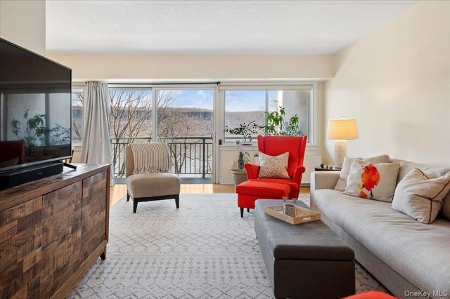 1020 Warburton Avenue 5A, Yonkers, NY 10701