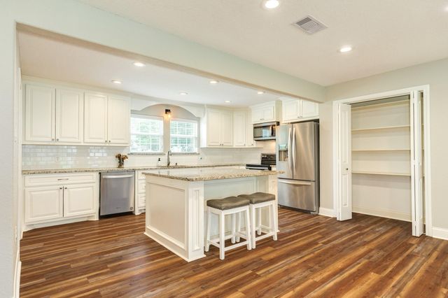 218 Palm Lane, Lake Jackson, TX 77566