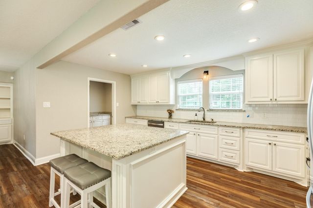 218 Palm Lane, Lake Jackson, TX 77566